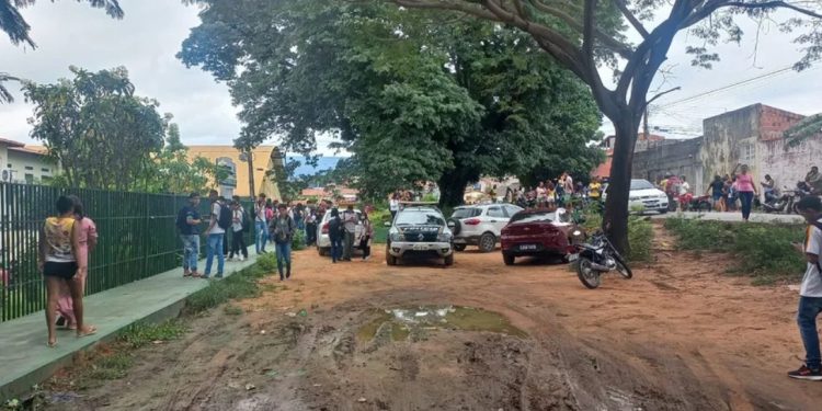 Pais retiram alunos de escola no Crato após faca ser encontrada