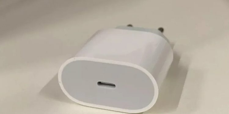 Justiça mantém obrigação da Apple de vender iPhone com carregador no Brasil