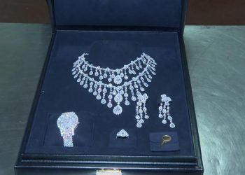 Reprodução de TV mostra a caixa aberta com as joias que o governo Bolsonaro tentou trazer ilegalmente para o Brasil (Foto: Reprodução/TV Globo)