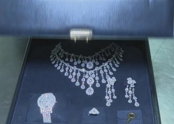 Caixa com conjunto de joias está guardada em cofre de depósito da Receita Federal (Foto: JN)