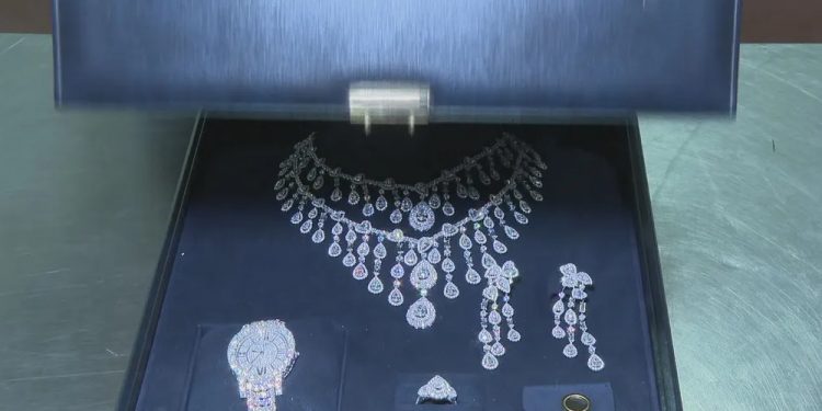 Colar, brincos, relógio e anel: veja imagens das joias de luxo que governo Bolsonaro tentou trazer para o Brasil em detalhes