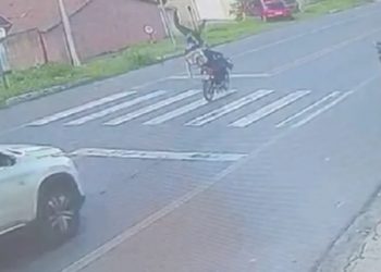 O jovem foi arremessado no ar e caiu no asfalto próximo motociclista (Foto: Reprodução)