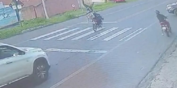 Crato: Estudante é atropelado na faixa de pedestre e arremessado
