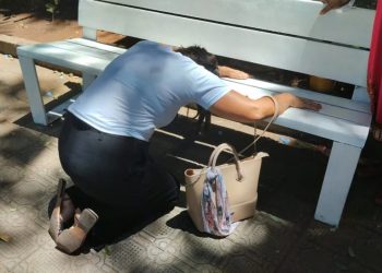 Mãe de vítima de feminicídio se emociona ao passar pelo local onde filha foi assassinada (Foto: Darlene Barbosa/TV Verdes Mares)