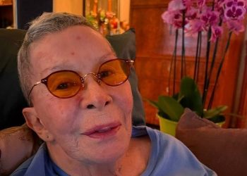 A cantora Rita Lee em casa, na primeira foto depois de ser internada no Hospital Israelita Albert Einstein (Foto: Roberto de Carvalho)