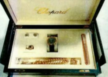 Um segundo estojo com joias enviado ao Brasil pelo governo da Arábia Saudita em outubro de 2021 e incorporado ao acervo pessoal de Bolsonaro (Foto: Reprodução)