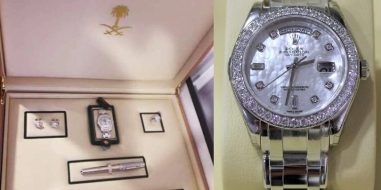 Bolsonaro recebeu 3º conjunto de joias com Rolex de diamantes e levou embora após mandato