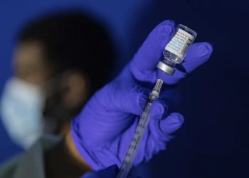 Profissional de saúde prepara dose da vacina contra a varíola dos macacos (monkeypox) (Foto: AP Photo/Jeenah Moon, File)