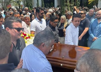 Familiares e amigos se despediram de Yanny Brena neste sábado (4) (Foto: Emanoela Campelo de Melo)
