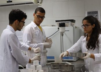 Estudantes da UFCA desenvolvendo pesquisa em laboratório do curso de Engenharia de Materiais (Foto: Emanoella Callou/UFCA)