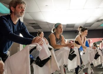 Um novo estudo descobriu que praticantes de exercícios exalam um número alto de pequenas partículas de aerossol quando estão em atividades intensas (Foto: George Etheredge)