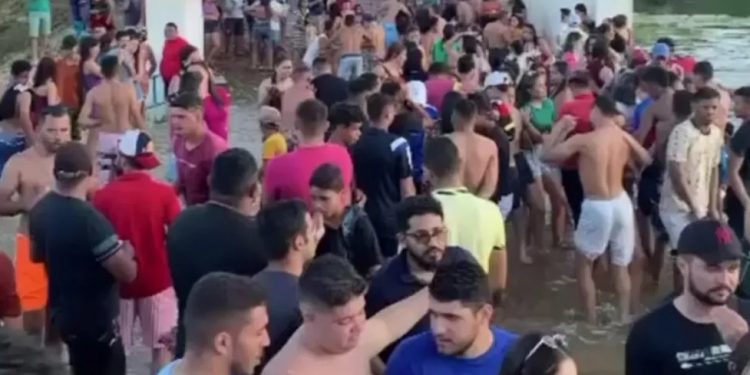 Açude transborda após 14 anos e vira local de festa em Caririaçu