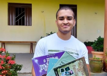 Alan Silva Alencar de Moura mora no distrito de Compra Fiado e superou todo e qualquer obstáculo para conseguir o feito (Foto: Arquivo pessoal)