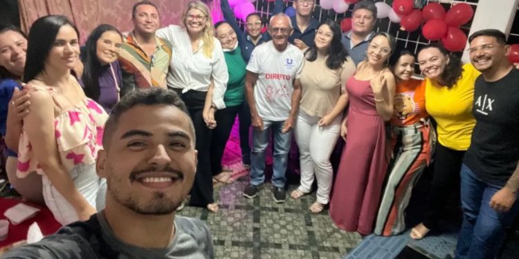 Idoso entra para o curso de direito, sonha em ser juiz e ganha festa de 75 anos dos colegas de faculdade