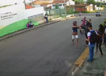 Criminosos assaltam com arma grupo de estudantes ao lado de escola no Crato (Foto: Reprodução)