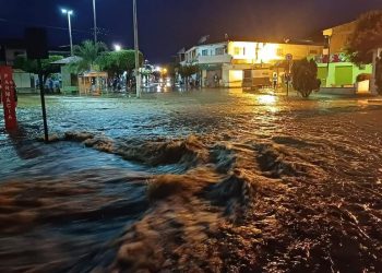 Barragem de açude rompeu e água invadiu casas e comércios em Farias Brito no domingo, 9 de abril (Foto: Facebook Revista Cariri)