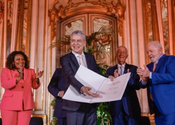 Chico Buarque recebe Prêmio Camões das mãos de Lula após quatro anos