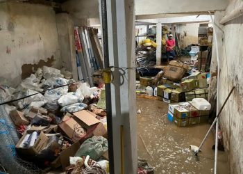 Barragem de açude rompe e água invade casas e comércios em Farias Brito (Foto: Edson Freitas/SVM)