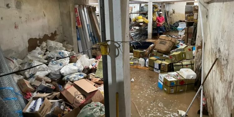 Barragem de açude rompe e água invade casas e comércios em Farias Brito