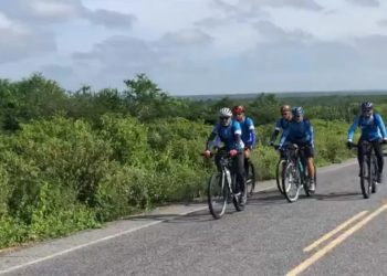 Ciclistas pedalam 440 quilômetros para cumprir promessas a padre Cícero