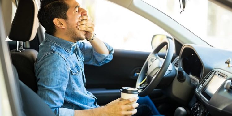 Dirigir com menos de 5 horas de sono pode ser tão perigoso quanto dirigir bêbado