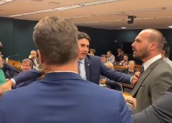 Eduardo Bolsonaro parte para cima de deputado do PT (Foto: Reprodução)