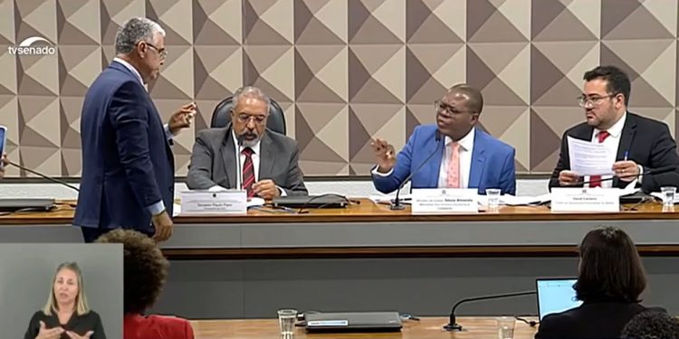 [VÍDEO] Eduardo Girão passa vexame ao tentar entregar réplica de feto ao ministro Silvio Almeida