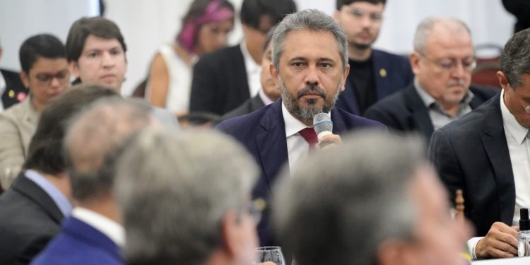 Governador Elmano de Freitas defende investimentos em energias renováveis e Reforma Tributária “equilibrada” durante reunião do Consórcio Nordeste