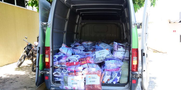 Governador Elmano de Freitas entrega kits de apoio às famílias atingidas pelas chuvas