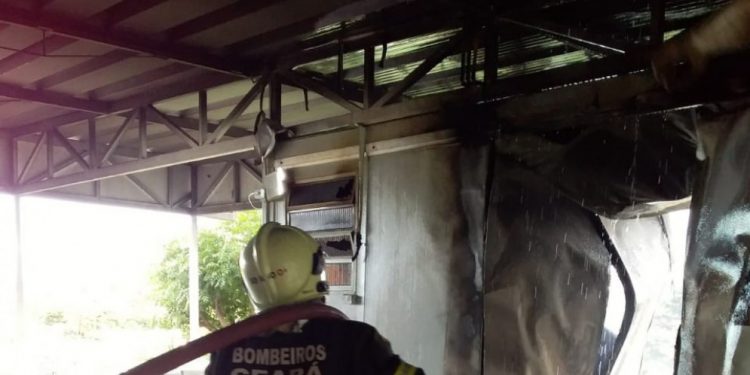 Juazeiro de Norte: Incêndio atinge contêiner de lixo em UPA e 5 pacientes são transferidos