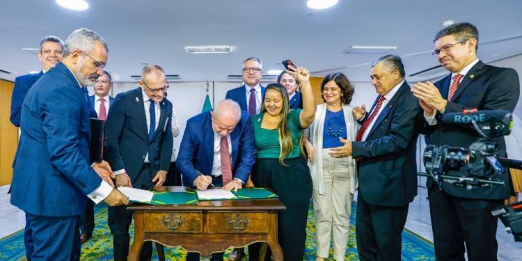 Lula assina projeto de lei que libera R$ 7,3 bi para piso da enfermagem