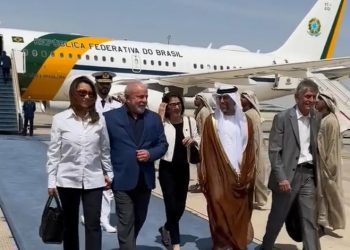 Luiz Inácio Lula da Silva (PT) chegou neste sábado (15) aos Emirados Árabes, onde tem um encontro com o presidente do país, Mohammed bin Zayed Al Nahyan em Abu Dhabi (Foto: Divulgação/Presidência da República)