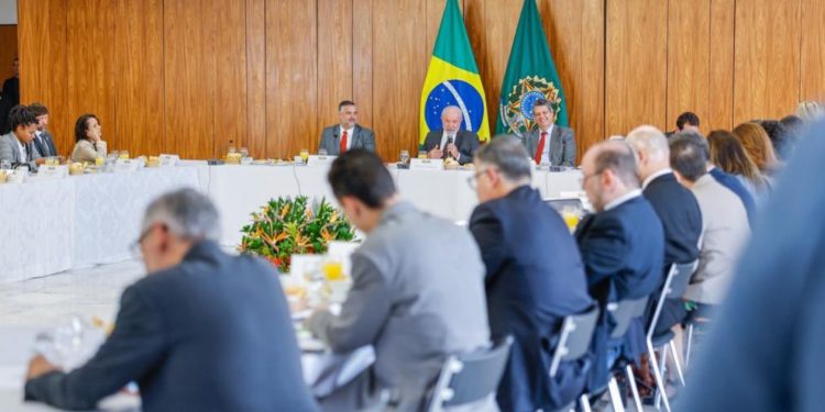 Novo ensino médio não foi revogado e ‘será aperfeiçoado’, diz Lula