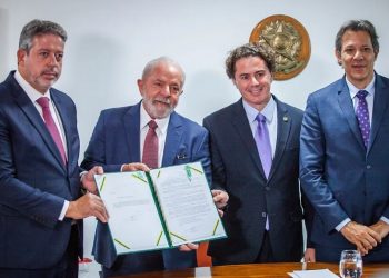 Lula entregou o projeto do arcabouço fiscal ao presidente da Câmara, Arthur Lira (PP-AL), e ao vice-presidente do Senado, Veneziano Vital do Rego (MDB-PB) (Foto: Diogo Zacarias/PR)