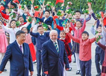 O presidente Luiz Inácio Lula da Silva caminha ao lado do líder chinês, Xi Jinping, durante visita a Pequim (Foto: Ricardo Stuckert/PR)