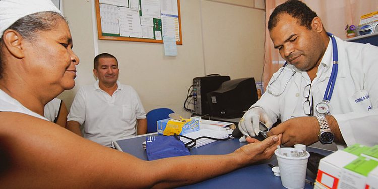 Programa ‘Mais Médicos’ oferece mais de 300 vagas para 112 cidades do Ceará; confira