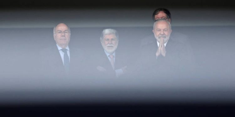 Com Lula, Itamaraty reconstrói pontes e faz acenos múltiplos ao exterior