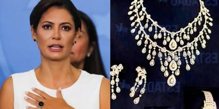 Servidora do Planalto afirma à PF que Michelle Bolsonaro recebeu 2º pacote de joias em mãos, diz jornal