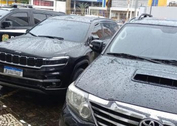 Polícia apreendeu três carros de luxo durante operação que investiga a prática de crimes contra a administração pública na prefeitura de Pacatuba (Foto: Divulgação/MPCE)