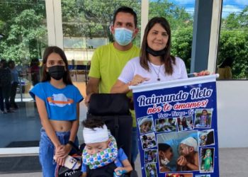 Criança teve complicações após ser picada por um escorpião. Neste sábado, recebeu alta médica e foi recebida por amigos e familiares (Foto: Darlene Barbosa/SVM)