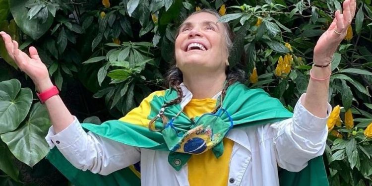 Regina Duarte posta mais uma fake news sobre golpistas do 8/1 e é advertida