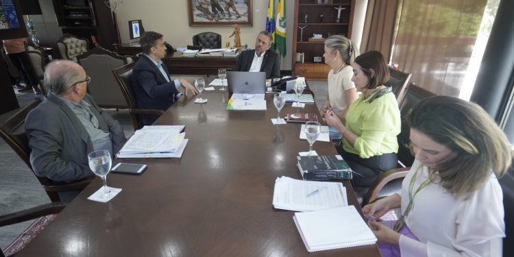 Em reunião com Elmano de Freitas, Azul confirma retorno do voo diário entre Juazeiro do Norte e Fortaleza