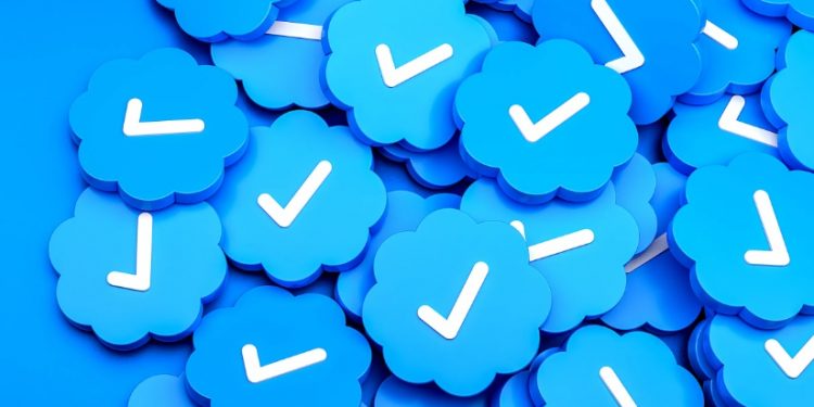 Twitter cumpre promessa e remove selo azul de quem não pagou verificação