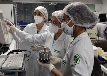 Estudantes do curso de Medicina desenvolvendo pesquisas em laboratório (Foto: Arquivo/UFCA)