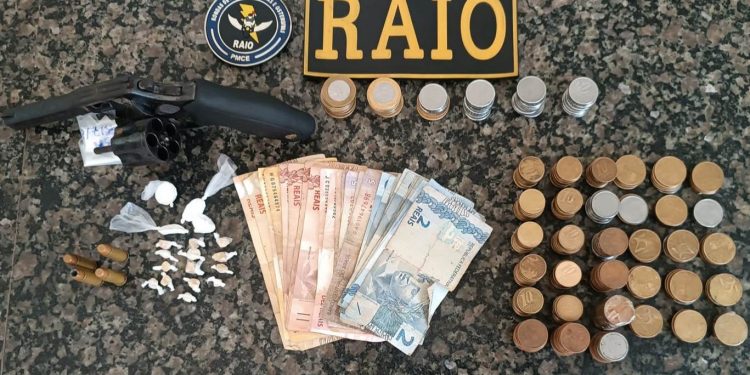 Policiamento do Raio prende homem em posse de arma, munições e drogas em Crato