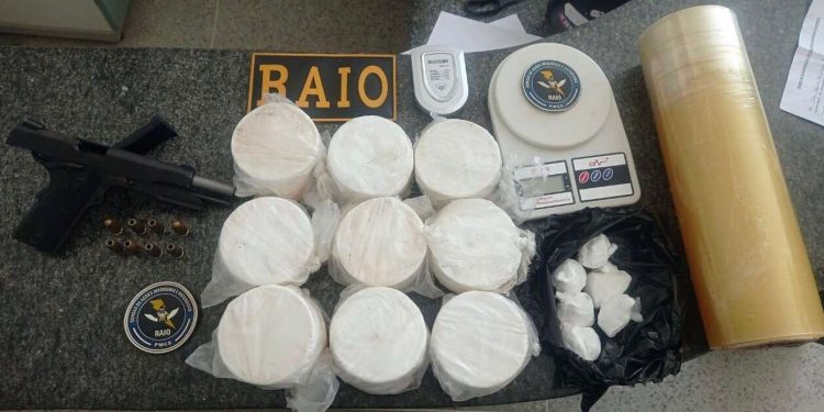 Homem é preso pela Polícia Militar com pistola e 4,6 kg de cocaína em Iguatu