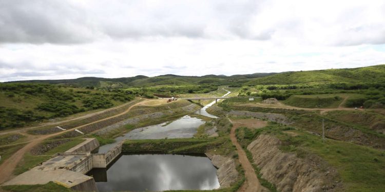 Governador Elmano de Freitas e ministro Waldez Góes vistoriam barragem de Jati