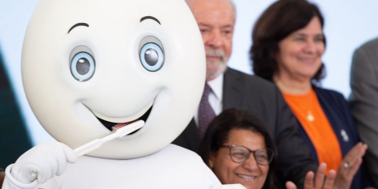 Lula relança Brasil Sorridente; retomada do programa terá 3 mil novas equipes de saúde bucal
