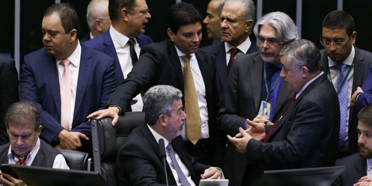 Entre cearenses, até PL e União Brasil dão maioria de votos a Lula no arcabouço