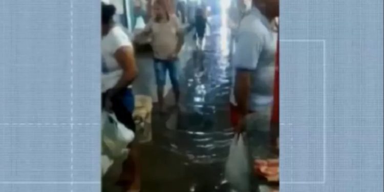 Chuva forma correnteza nas ruas e água invade Mercado do Pirajá em Juazeiro do Norte